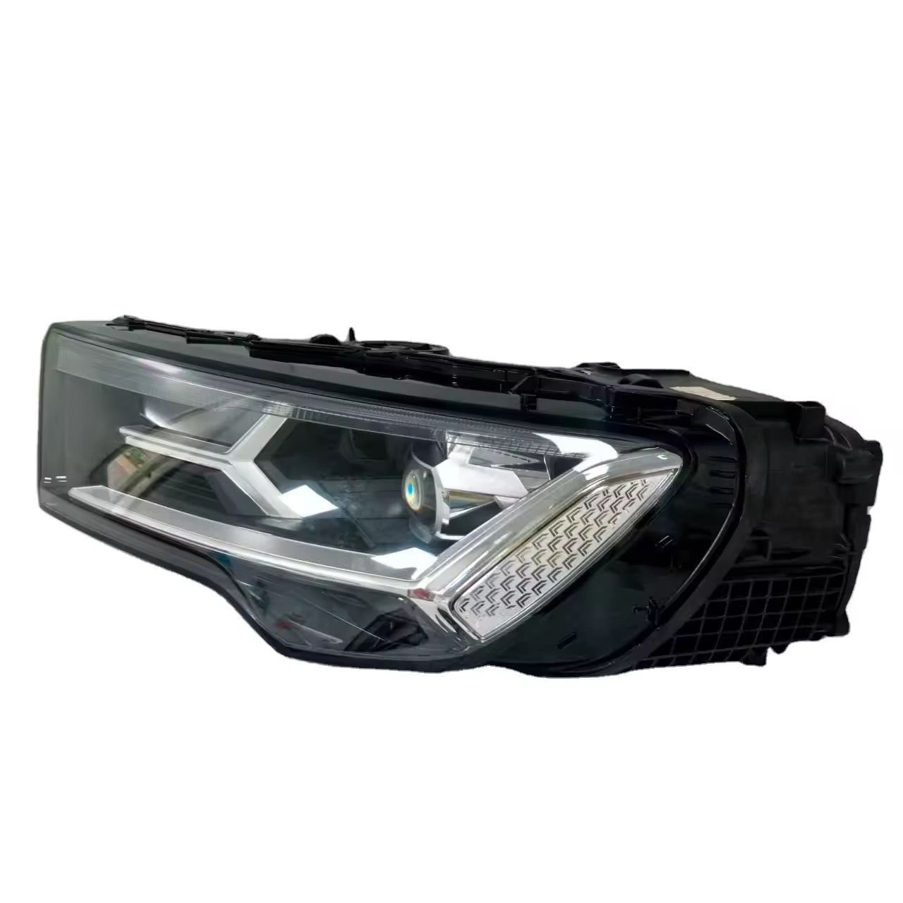 AUDI Q7 2024 headlight left side used original - Image 3